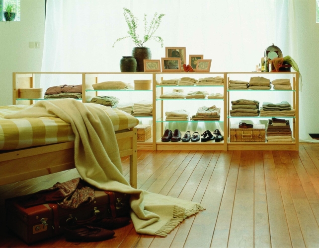 Solid wood Lundia shelving in a bedroom