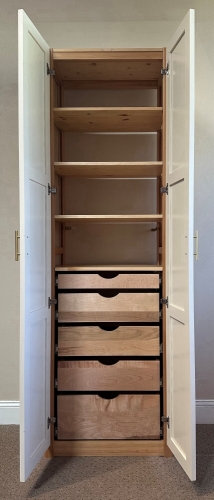 Wardrobe with 5 interior drawers and shelves